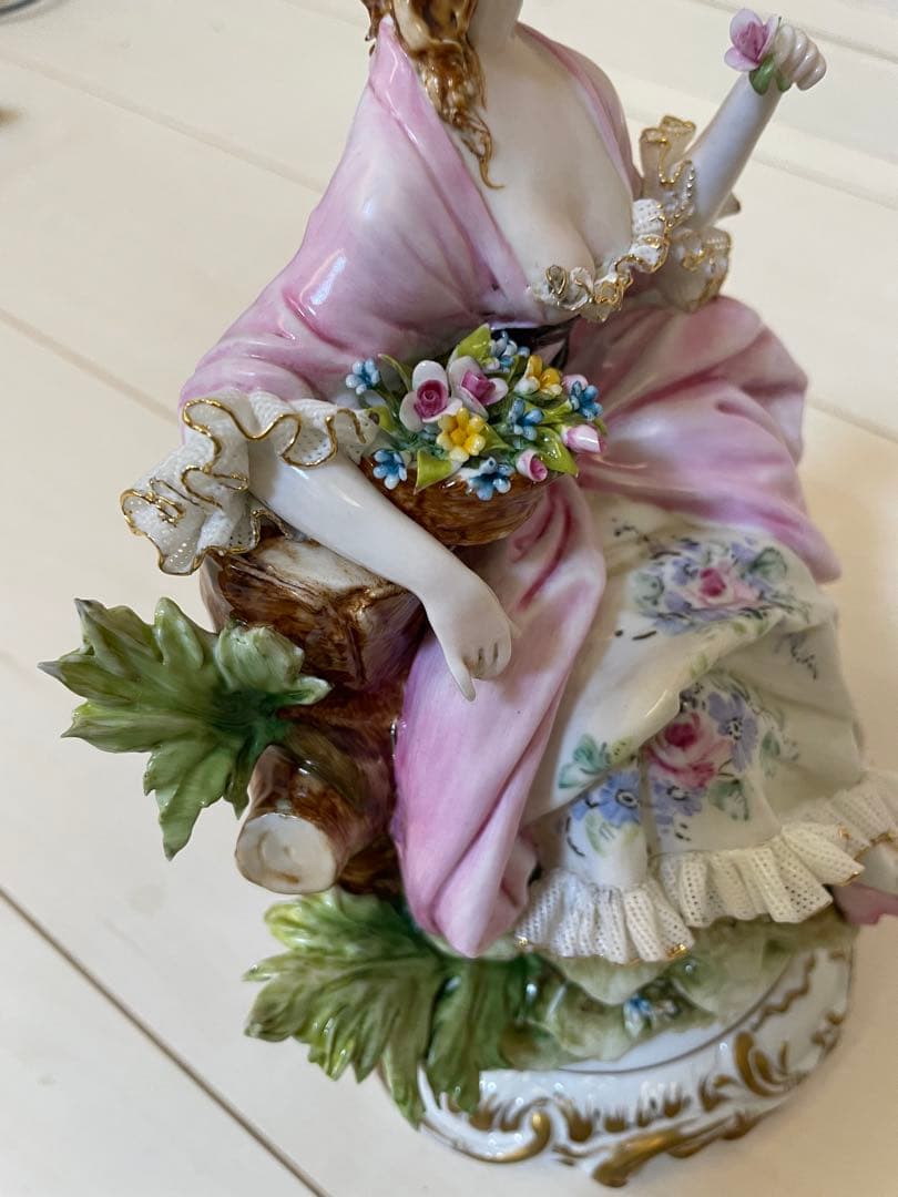 ティケ　女性の陶器　フィギュア 花かご付き